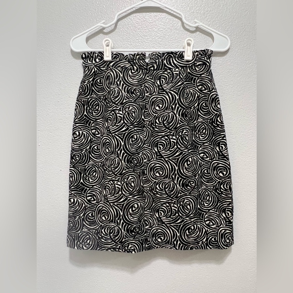Anthropologie brand Elevenses black and white flocked skirt size 2